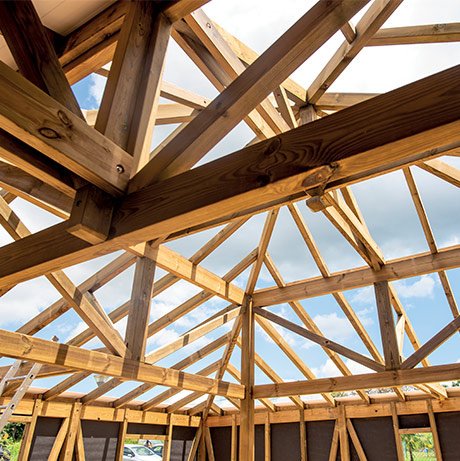Réalisation de taillage bois sur-mesure charpente bois avec Vivre en Bois LAMWOOD Services